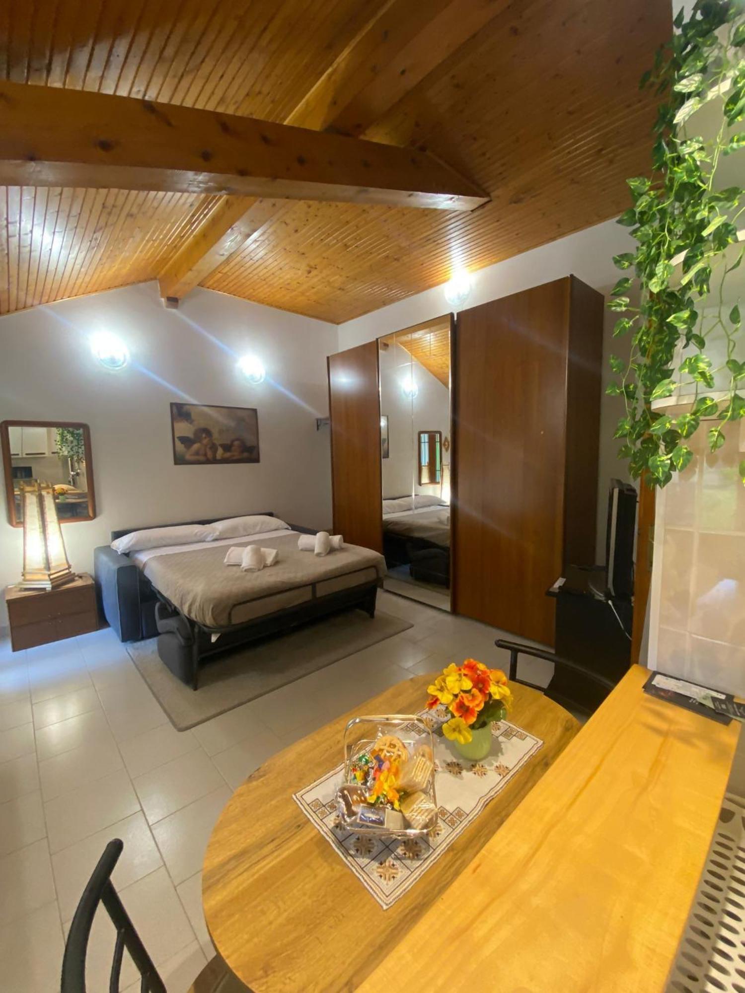 La Corte Dei Torri Loft On The Lake Oliveto Lario Bagian luar foto